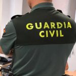 Los tripulantes de una embarcación dejan el cadáver de un hombre en Puerto Banus