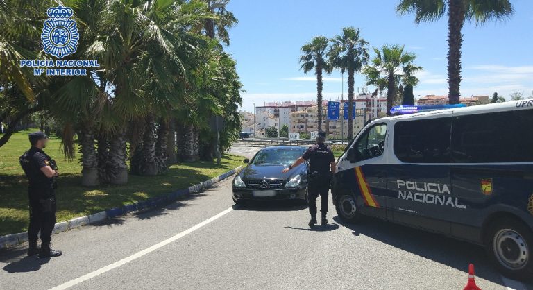 La Policía Nacional detiene en Marbella a los ocupantes de un vehículo por embestir a una furgoneta de la UPR tras saltarse un control