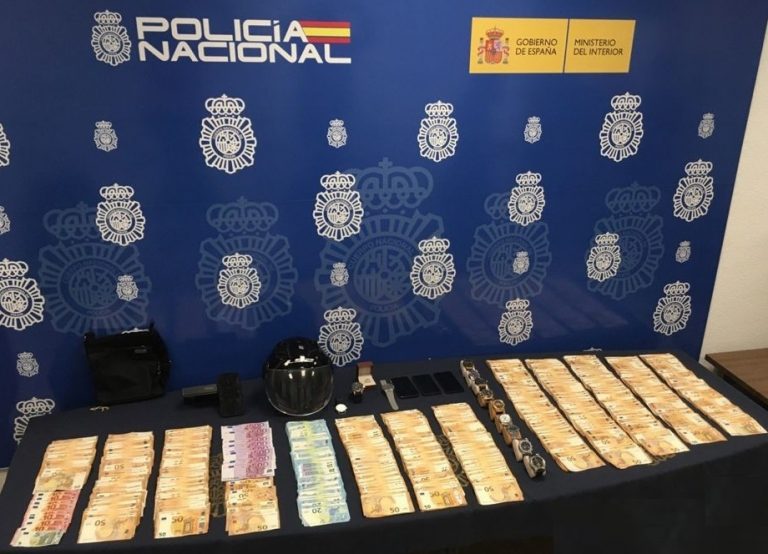La Policía Nacional detiene a tres personas por el robo de 130.000 euros a un vecino de Málaga al que maniataron y agredieron con la culata de una pistola en su vivienda