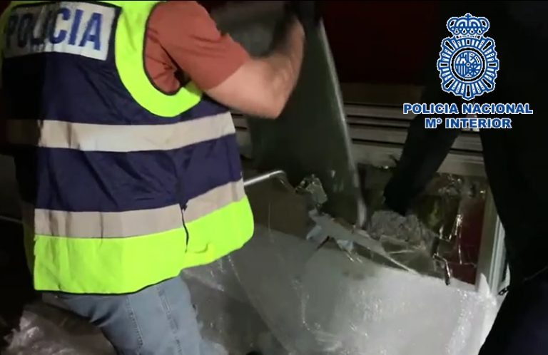La Policía Nacional desarticula un entramado criminal dedicado al tráfico internacional de marihuana camuflada en puertas acristaladas