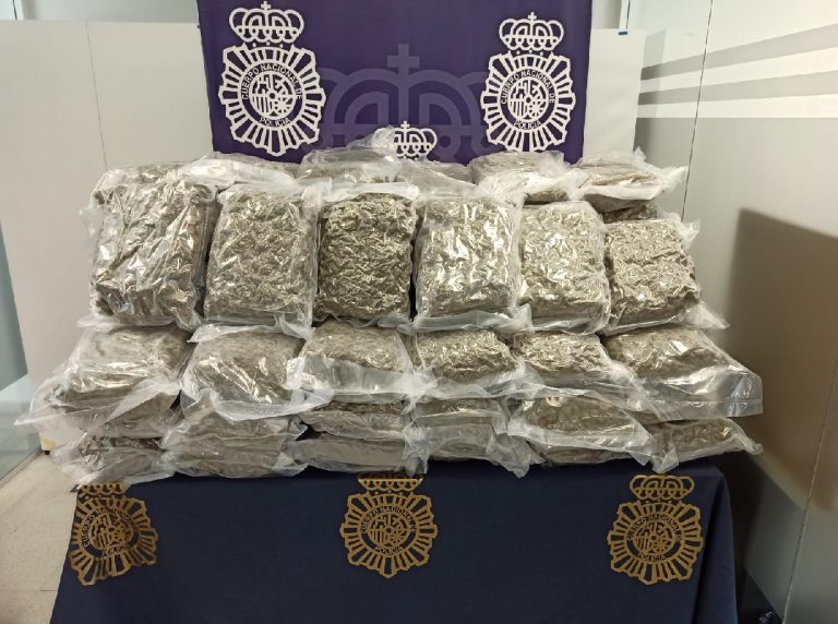 La Policía Nacional detiene en Vélez-Málaga a tres hombres que pretendían enviar a Alemania 60 kilogramos de marihuana enmascarados en palés de productos de alimentación y limpieza