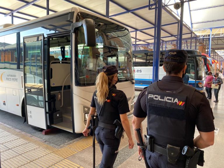 La Policía Nacional detiene en Málaga a dos jóvenes por el asalto a un hombre al que se ofrecieron a acompañar a una parada de bus