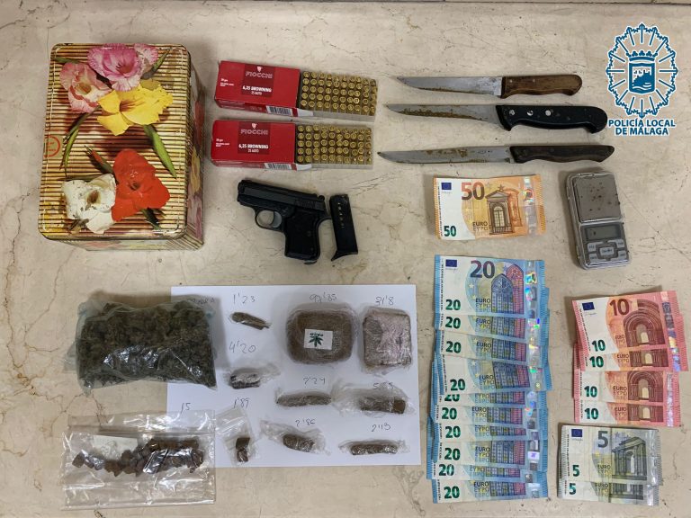 VIDEO – LA POLICÍA LOCAL DE MÁLAGA DETIENE A UN INDIVIDUO SORPRENDIDO TRAFICANDO CON HACHÍS Y EN POSESIÓN DE UNA PISTOLA Y MUNICIÓN BLINDADA