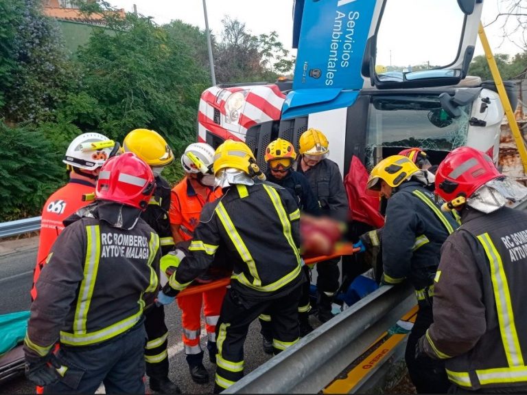 VIDEO – El conductor del camión volcado ha sido trasladado al hospital
