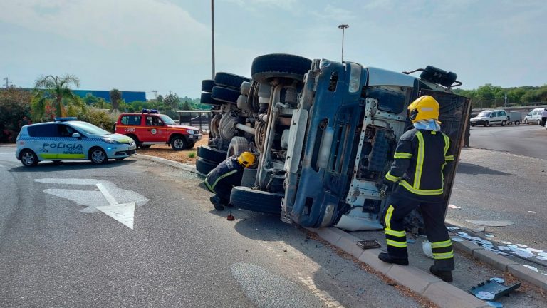 Aparatoso accidente de un camión en la capital