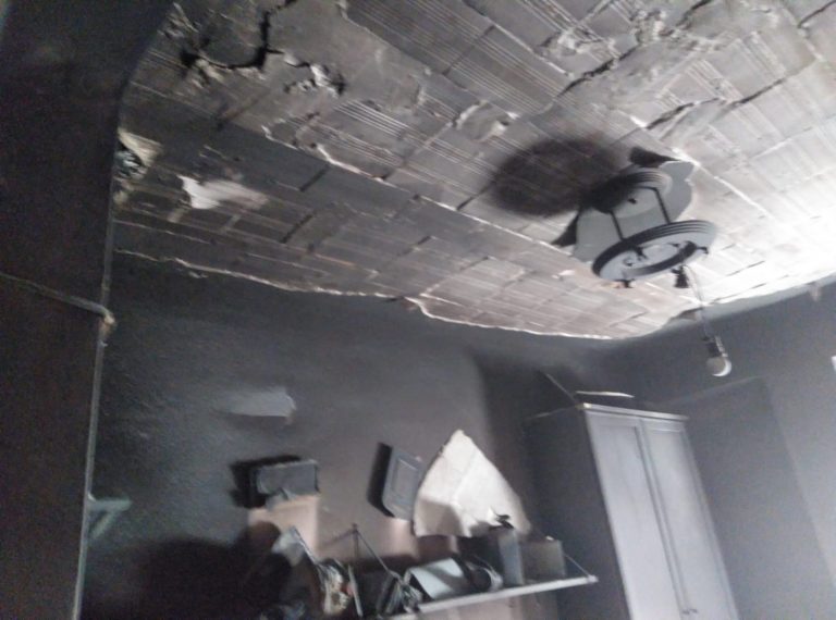 Policías locales extinguen un incendio en vivienda