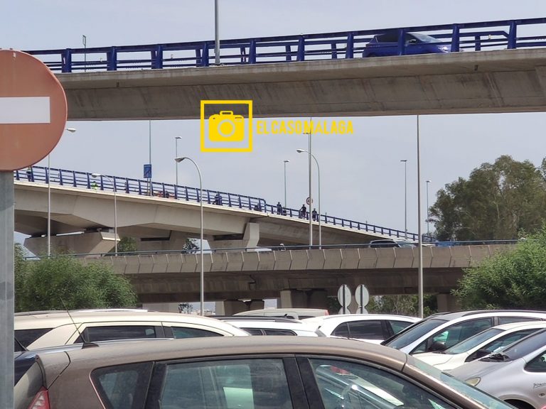 -VIDEO- Un hombre amenaza con lanzarse desde el puente de Leroy Merlín desde hace horas