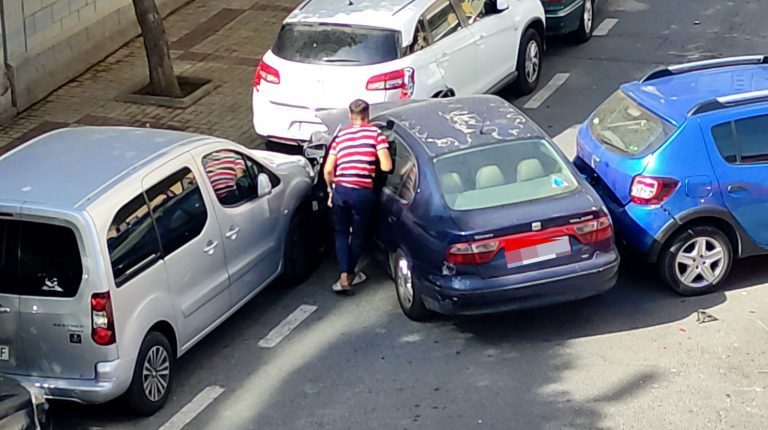 Conductor sin carné causa daños a 9 vehículos con turismo sustraido