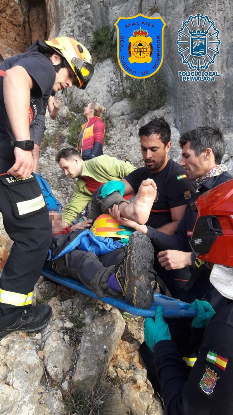 Rescate de bomberos en un acantilado, imagen de recurso