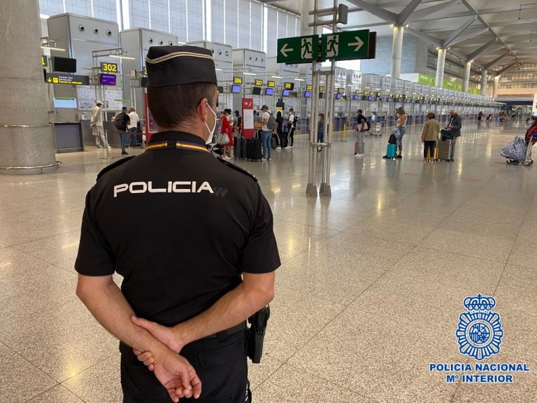 La Policía Nacional detiene a un hombre tras fingir que le habían forzado el vehículo en el aeropuerto de Málaga para tapar un descuido