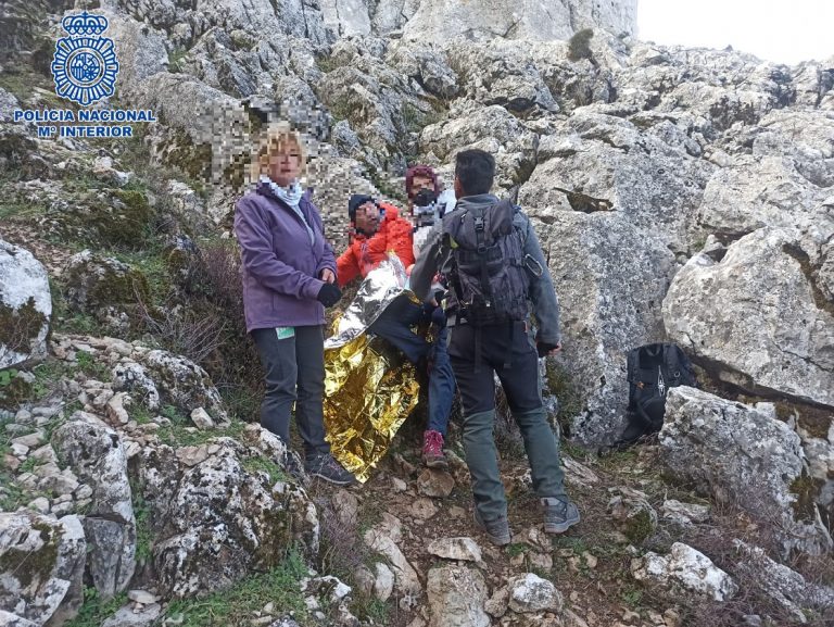 La Policía Nacional y Bomberos rescatan a un senderista que sufrió un desvanecimiento en un paraje de difícil acceso en Antequera