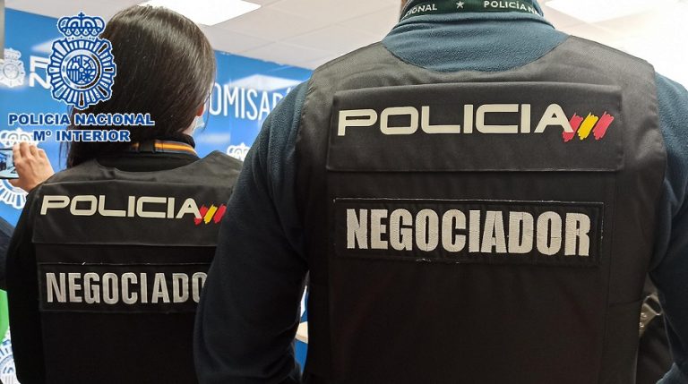 Un negociador de la Policía Nacional resuelve en pocas horas una situación crítica ante una persona que amenazaba con autolesionarse