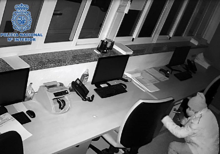 La Policía Nacional detiene a dos hombres en Málaga por la comisión de 11 robos en naves industriales a las que accedían por los tejados