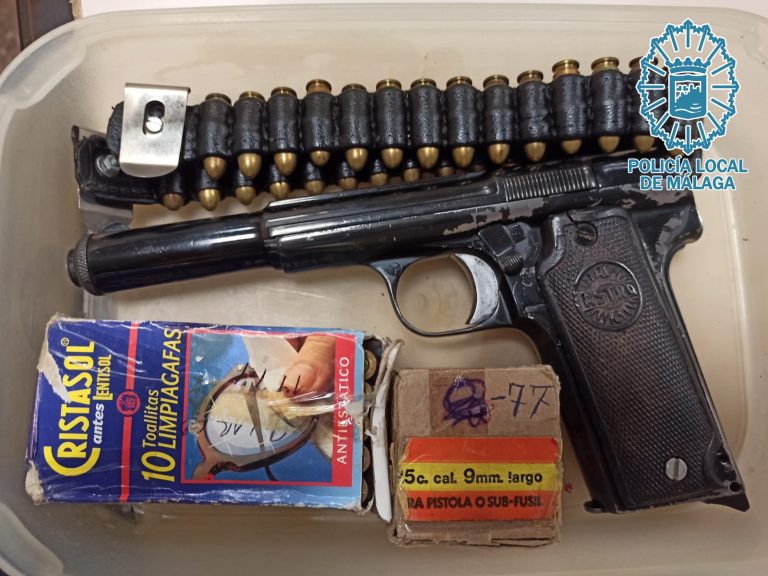 POLICÍAS LOCALES DETIENEN A UN HOMBRE DE 73 AÑOS POR AMENAZAS A FAMILIARES Y TENENCIA ILEGAL DE UNA PISTOLA Y MÁS DE CIEN CARTUCHOS DE MUNICIÓN