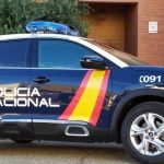 Un agente de la Policía Nacional franco de servicio reconoce y detiene a un fugitivo mientras paseaba por un centro comercial en Fuengirola