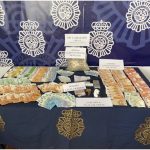 La Policía Nacional interviene más de 60.000 euros en efectivo al desmantelar un lucrativo punto de venta de drogas en Mijas