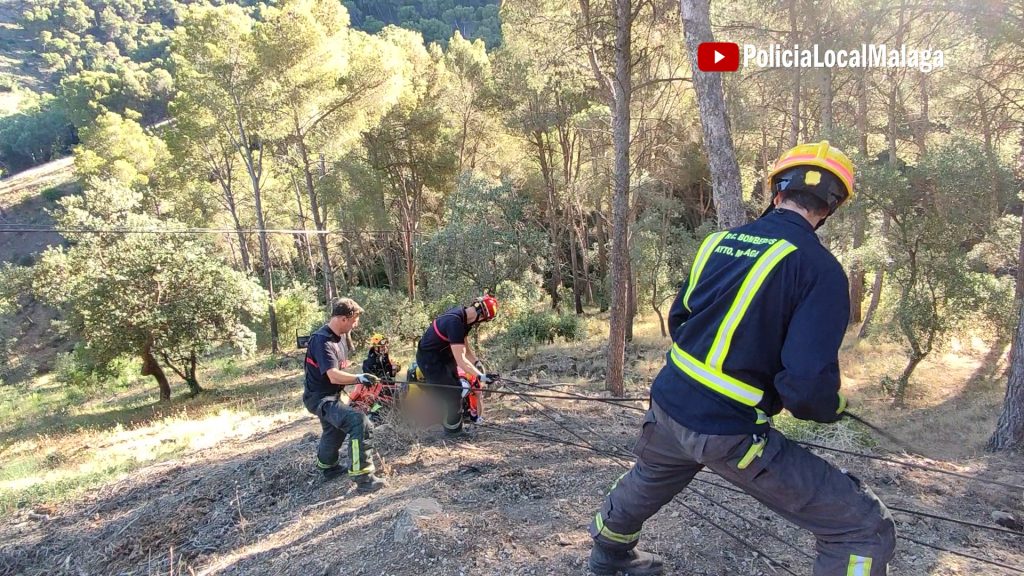 Efectivos de bomberos en labores de rescate, imagen de archivo