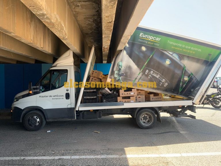 Imagen asociada al camión que quedó encajado bajo un puente en La Araña, Málaga