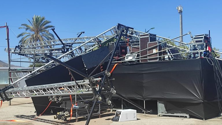Imagen asociada al desprendimiento de parte de un escenario de la Feria de Málaga