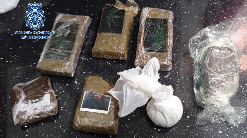 Imagen asociada a una operación de la Policía Nacional contra un punto de venta de cocaína, hachís y marihuana en Málaga