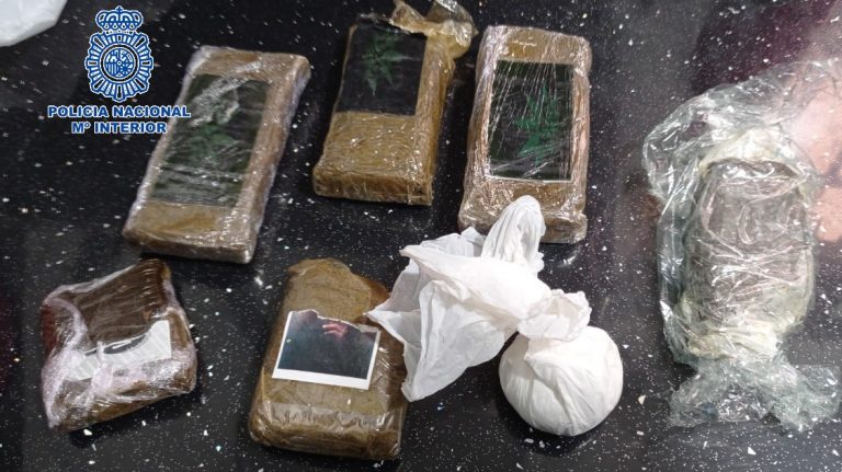 Imagen asociada a una operación de la Policía Nacional contra un punto de venta de cocaína, hachís y marihuana en Málaga