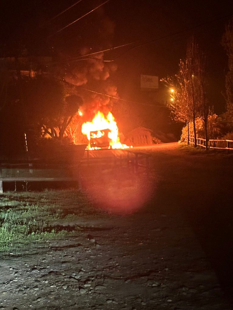 Furgoneta incendiada, imagen de recurso