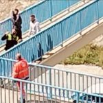 VÍDEO – Un joven salva la vida de una mujer que pretendía saltar desde un puente en la Avenida Valle Inclán