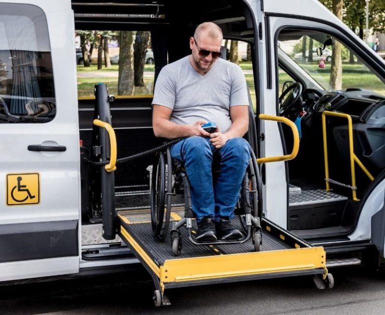 Vehículo de transporte adaptado, imagen de recurso
