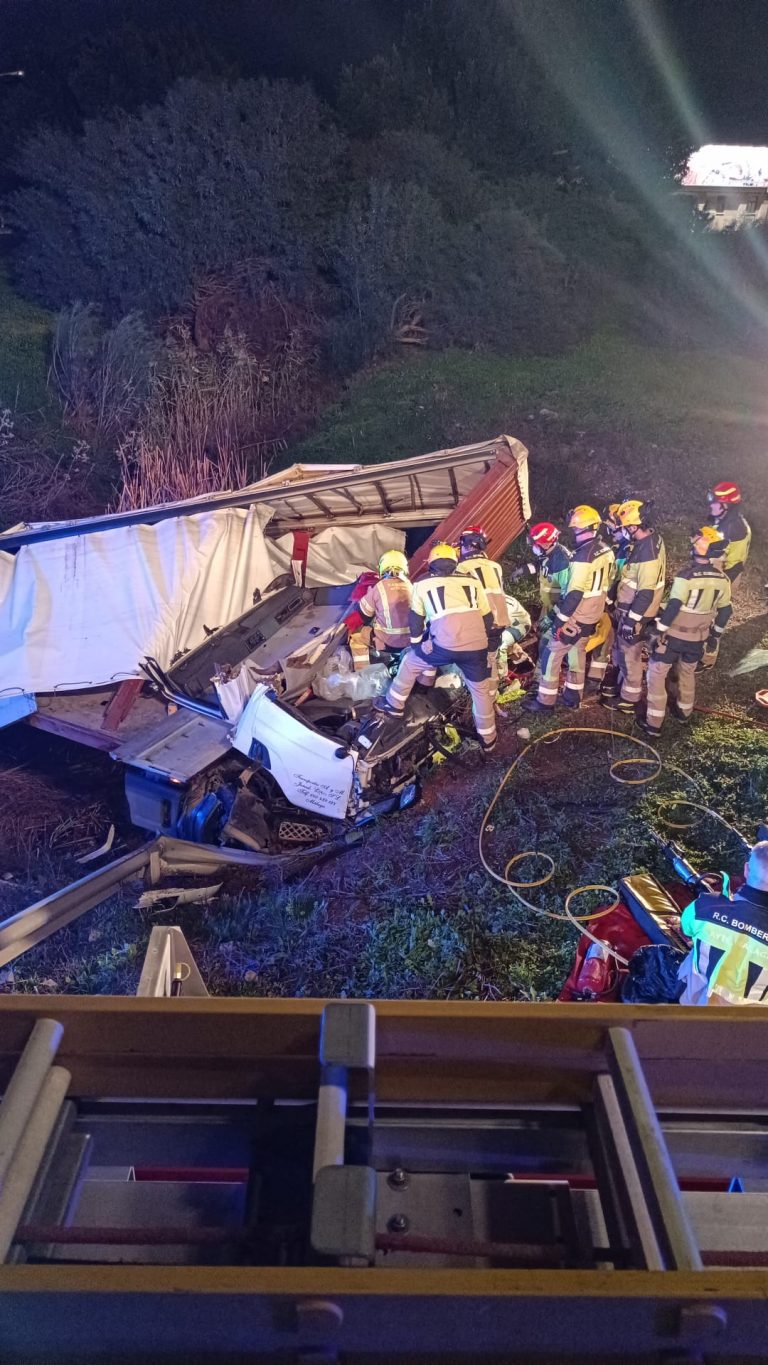 Accidente de tráfico con un camión, imagen de recurso