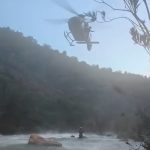 video – Una persona ciega muere tras precipitarse a un río desde un puente colgante