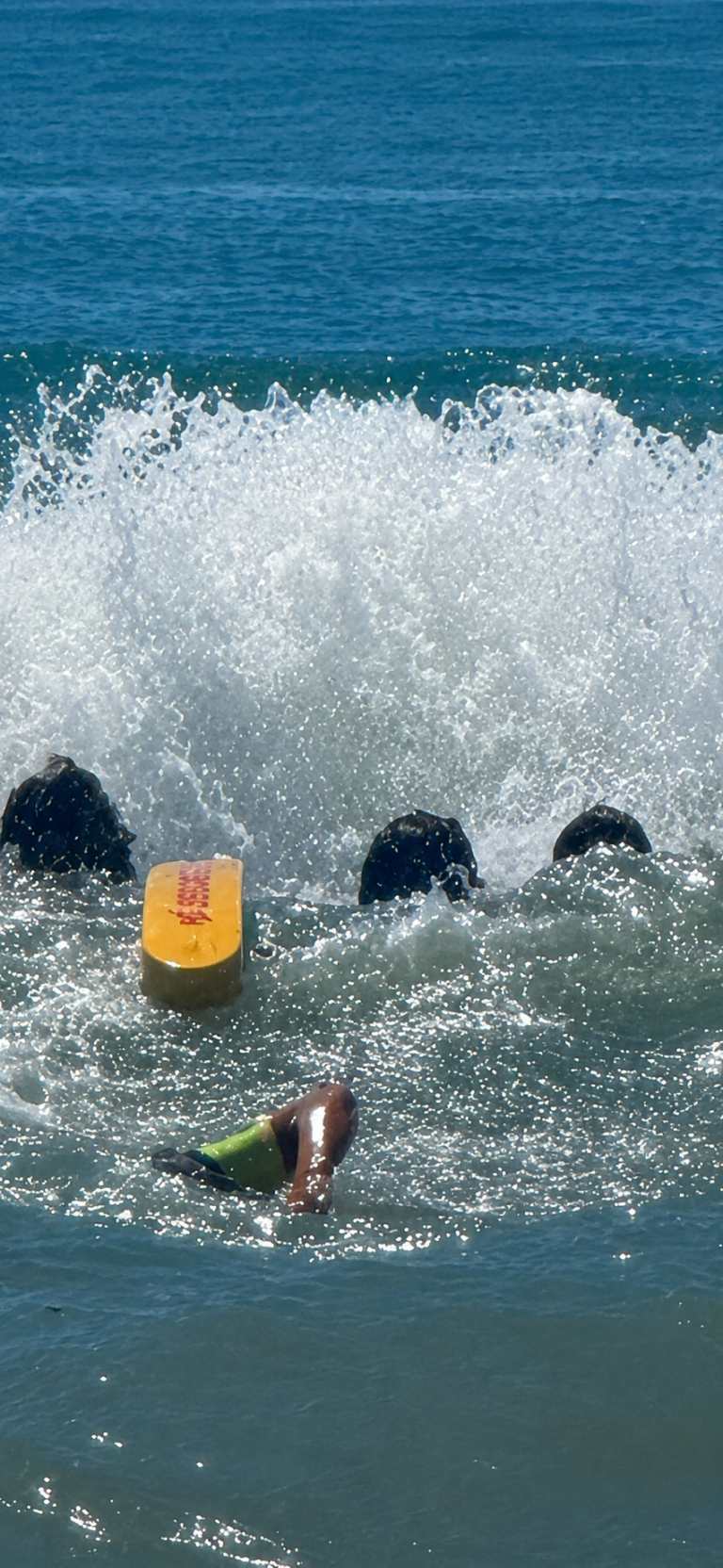 Operativo de rescate en la playa de La Carihuela en Torremolinos