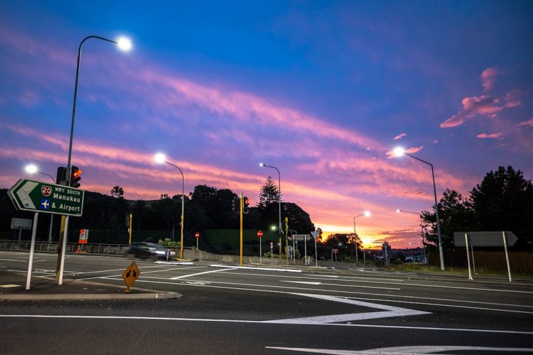 Vista nocturna de Auckland utilizada como imagen contextual de la noticia sobre el doble homicidio de Wattle Downs. Fotografía de Stephen Gong / Unsplash; no corresponde a la escena concreta del suceso.