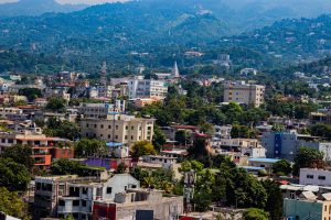 Vista urbana de Haití utilizada como imagen contextual de la noticia sobre el ataque de bandas en Kenscoff. Fotografía de Reynaldo Mirault / Unsplash; no corresponde a la escena concreta del ataque.