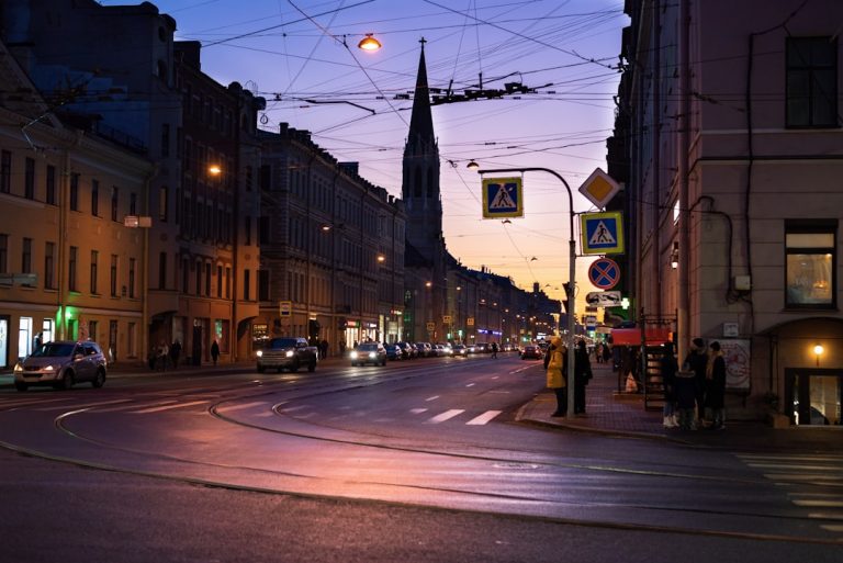 Calle nocturna de San Petersburgo utilizada como imagen contextual de la noticia sobre la explosión de un coche. Fotografía de Vitali Adutskevich / Unsplash; no corresponde a la escena concreta del suceso.