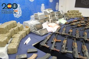 Fusiles de asalto y drogas intervenidos por la Policía Nacional en Málaga
