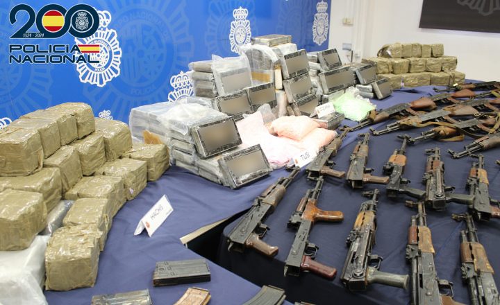 Fusiles de asalto y drogas intervenidos por la Policía Nacional en Málaga