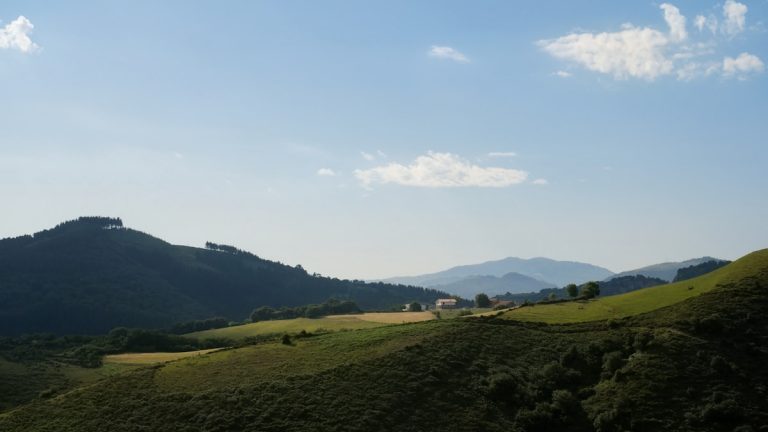 Paisaje del País Vasco utilizado como contexto para la noticia de una detención por presuntos malos tratos en Astigarraga