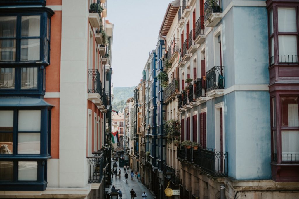 Vista de Bilbao utilizada como contexto para la noticia sobre catorce detenidos y varios ertzainas heridos en Abando