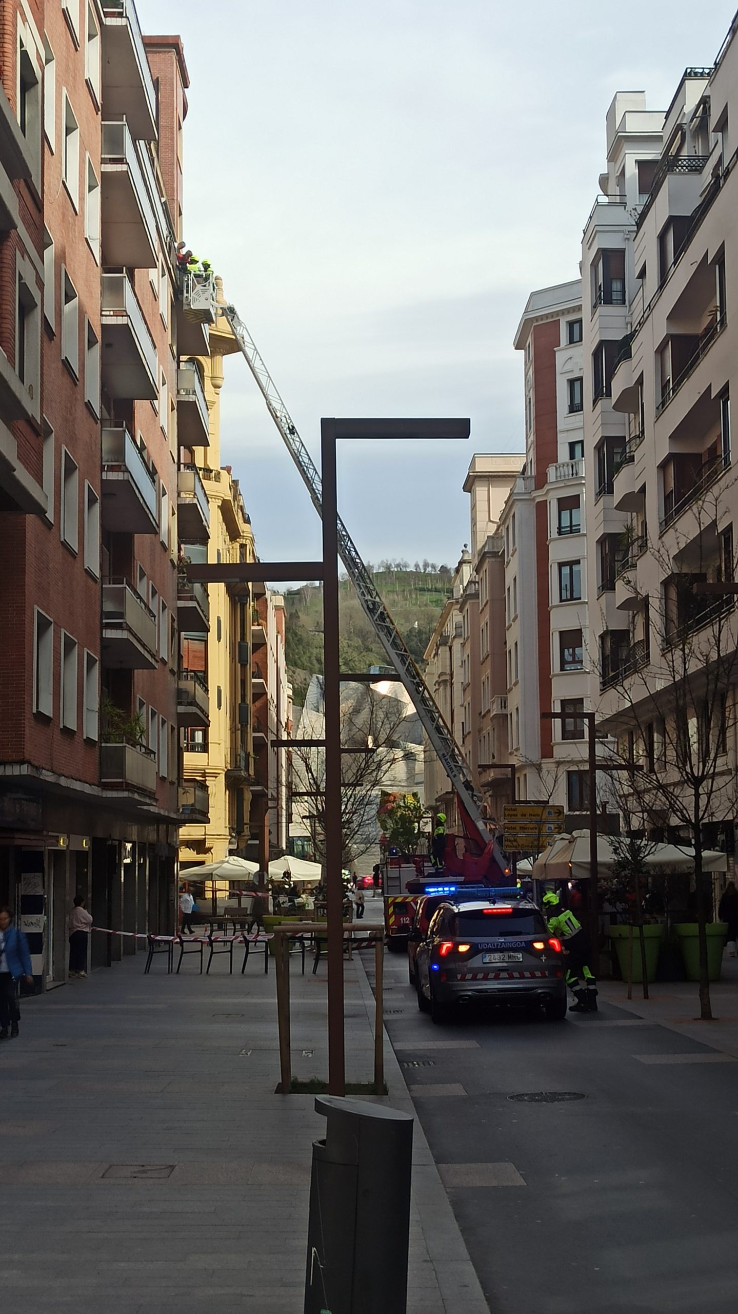 Bomberos españoles trabajando con una escalera en altura, imagen de recurso