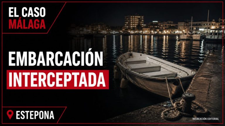 Recreación editorial: La Policía Nacional detiene en Estepona a dos hombres al frente de una precaria embarcación con cinco inmigrantes irregulares a bordo