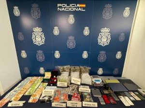 Droga, dinero, vehículos y relojes intervenidos en un coffee shop de Marbella