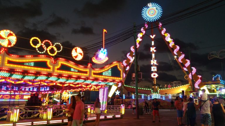 Feria de Málaga de noche, imagen de recurso
