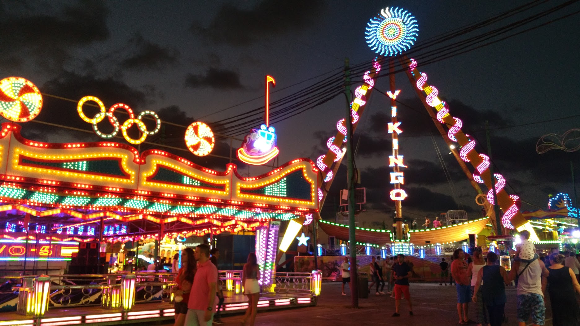 Feria de Málaga de noche, imagen de recurso