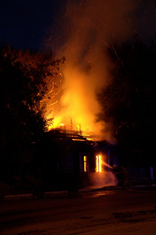 Imagen de recurso de bomberos trabajando en el incendio de una vivienda