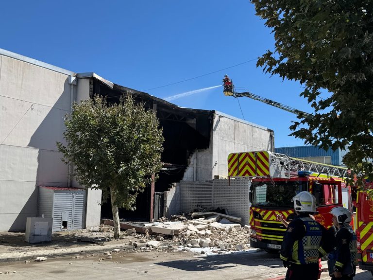 Bomberos trabajan en el incendio de los estudios audiovisuales de Fuente el Saz del Jarama donde se graba MasterChef