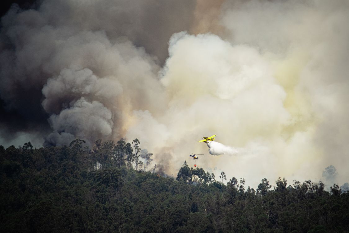 Medios aéreos trabajando sobre un incendio forestal, imagen de recurso