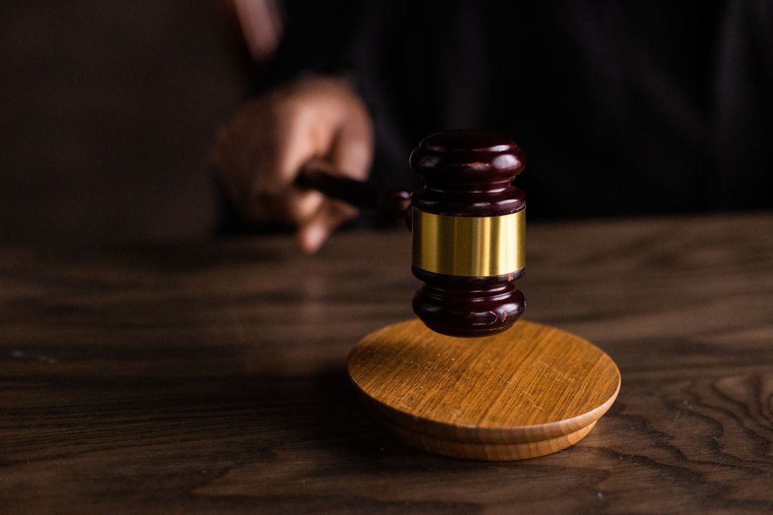 Mazo judicial sobre una mesa, imagen de recurso