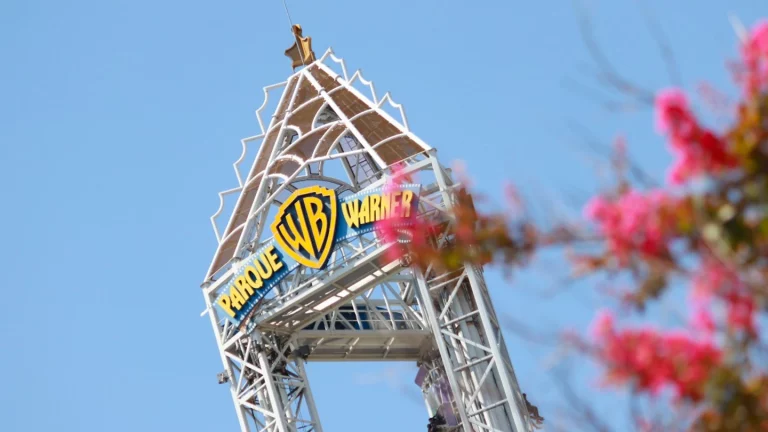 Entrada del Parque Warner de Madrid utilizada como imagen contextual de la noticia sobre el incidente en Batman Gotham City Escape