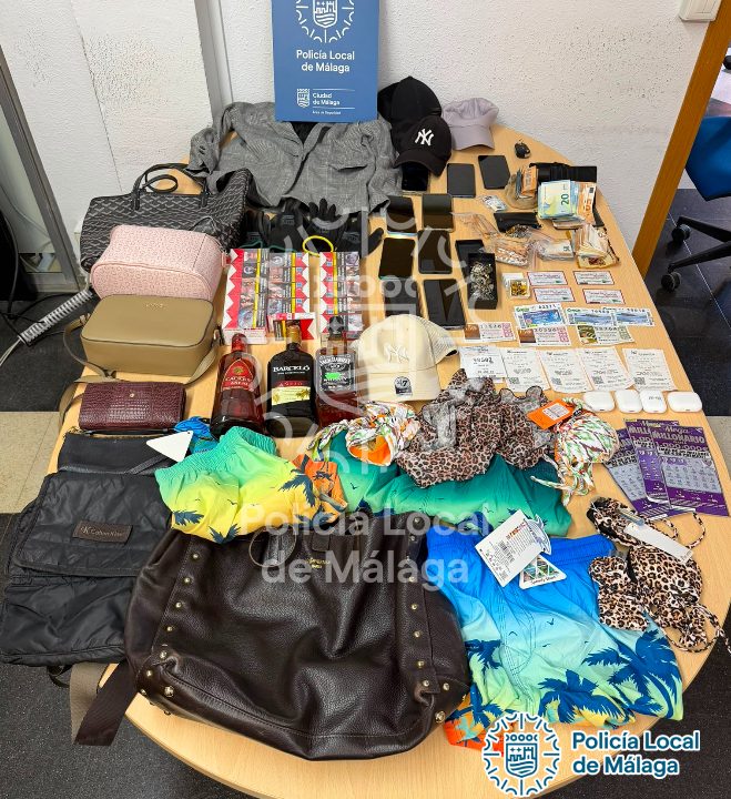Dinero, móviles y objetos recuperados por la Policía Local de Málaga
