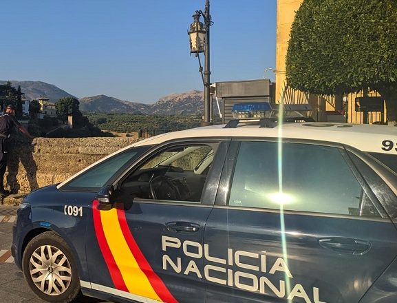 Vehículo de la Policía Nacional en Ronda durante el dispositivo de localización de un fugitivo